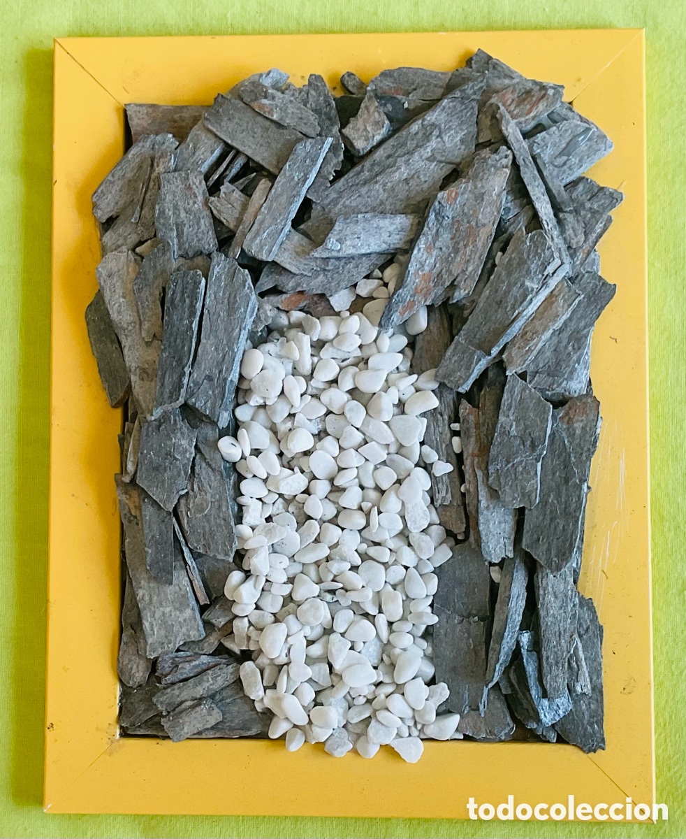 Arte: Tumba 2. Cuadro realizado con piedras..
