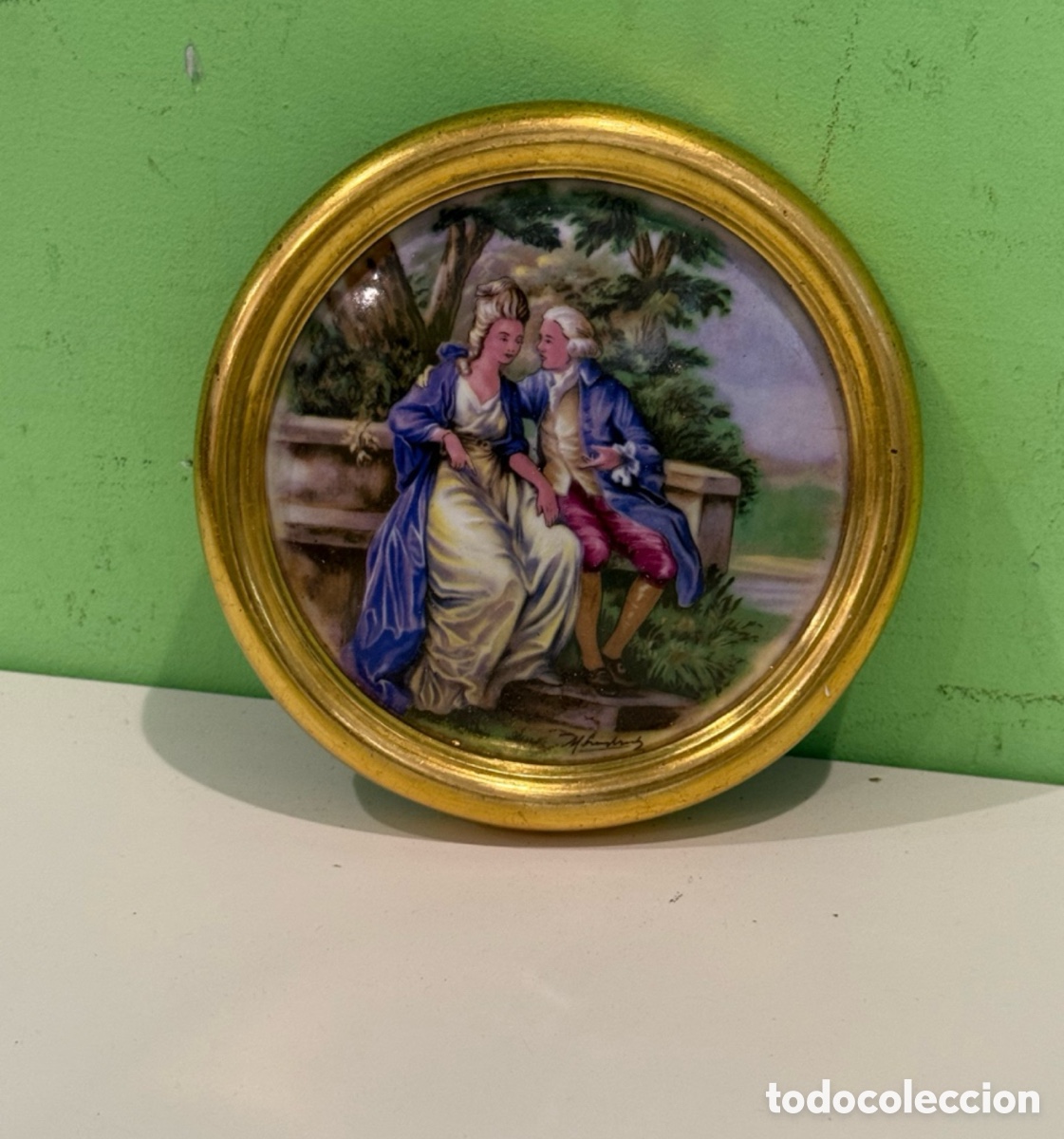 Arte: Miniatura antigua sobre porcelana pintada a mano firmada - Escena galante del siglo XVIII