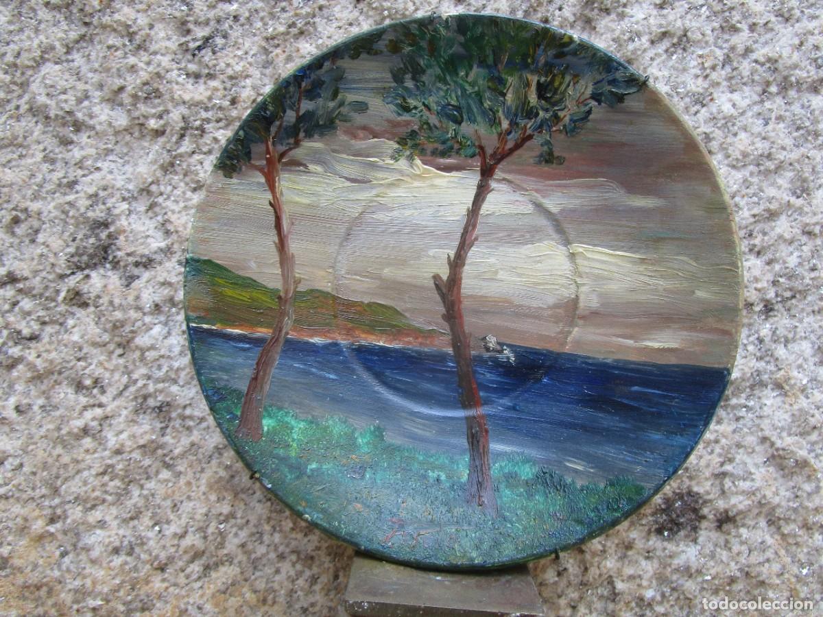 Arte: Oleo firmado RIELO, Gonzalo P&eacute;rez - marina gallega sobre plato de cer&aacute;mica CLAUDIO 18cm, 1960?. +