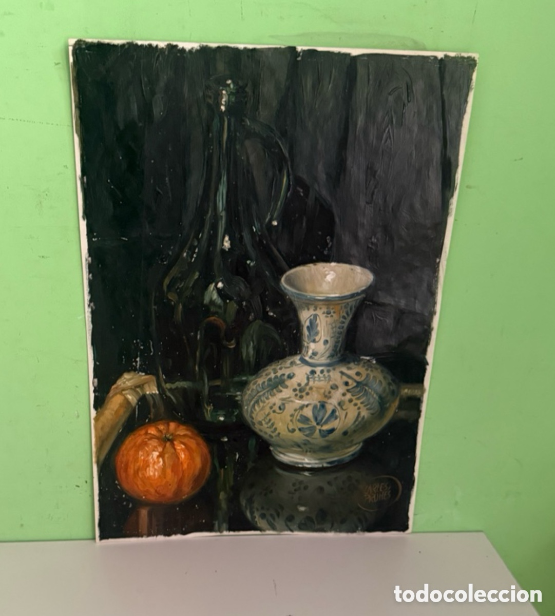 Arte: Carles Prun&eacute;s (1937-2017) &ndash; Bodeg&oacute;n con cer&aacute;mica y botella, firmado (50 x 45 cm)