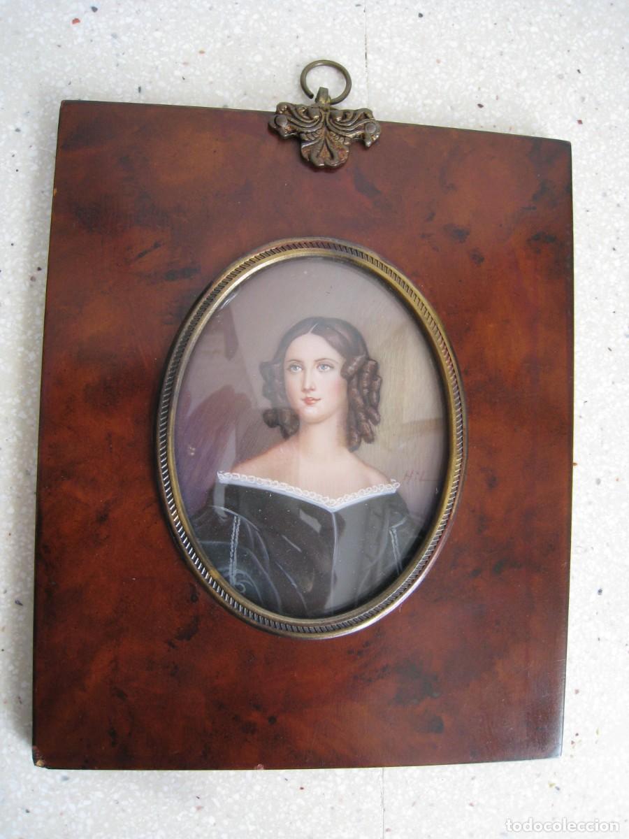 Arte: Antigua y excelente miniatura pintada al oleo y firmada sobre placa de marfil, marco en madera de ca