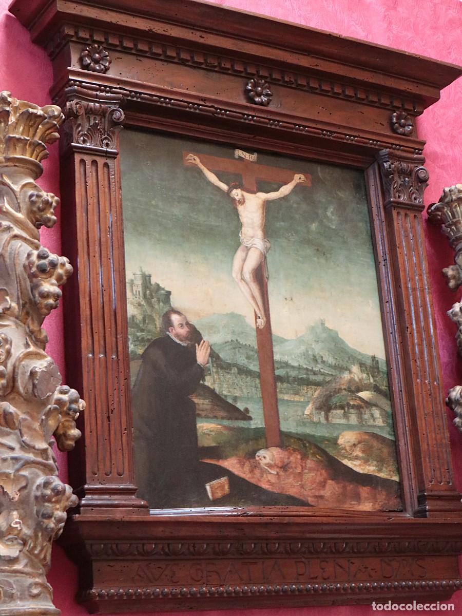 Arte: Crucifixi&oacute;n de Cristo con un donante arrodillado. &Oacute;leo sobre tabla. Escuela flamenca. Siglo XVI.