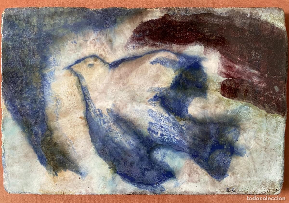 Arte: Elena Colmeiro (1932-2021). Paloma. Placa de cer&aacute;mica pintada y esmaltada. 1965 h.