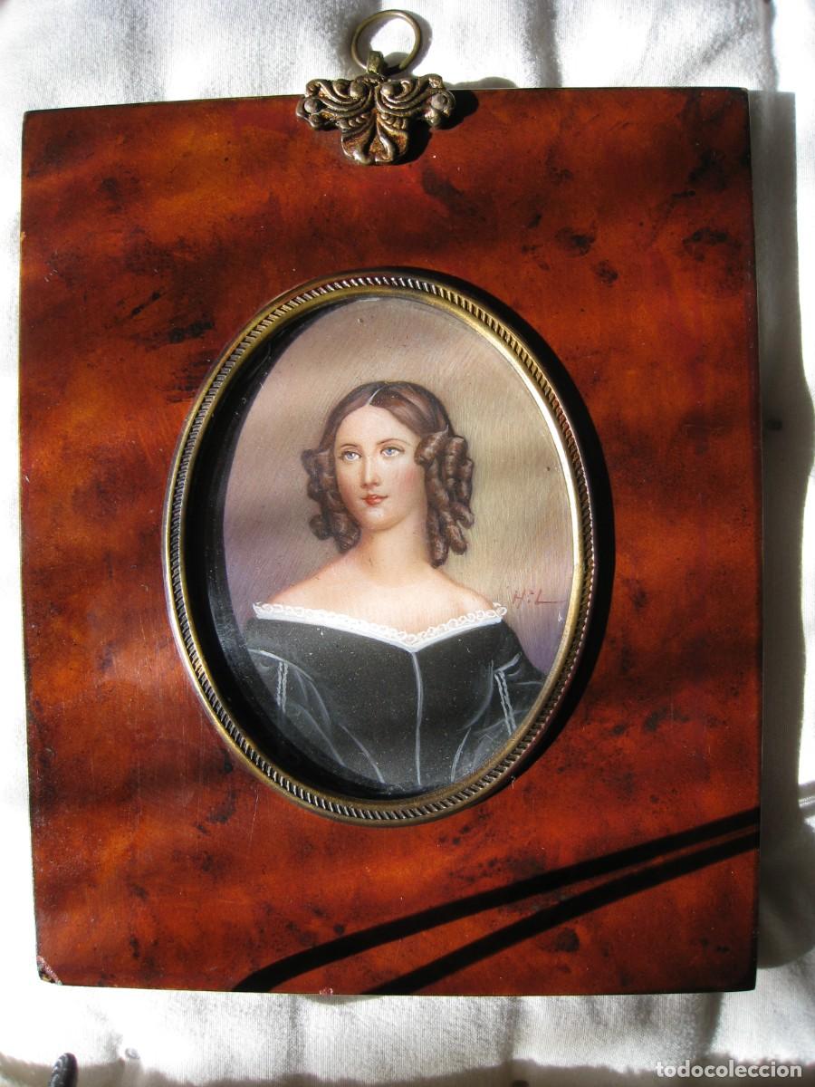 Arte: Antigua y excelente miniatura pintada al oleo y firmada sobre placa de marfil, marco en madera de ca