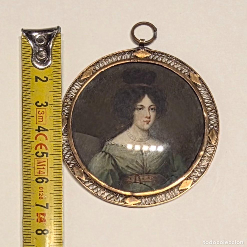 Arte: Miniatura retrato femenino pintura sobre marfil en su marco en formato de colgante s. XIX