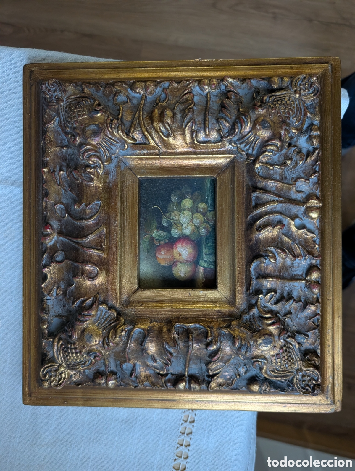 Arte: &bull; &Oacute;leo sobre tabla Bodeg&oacute;n de frutas miniatura con gran marco barroco tallado y dorado