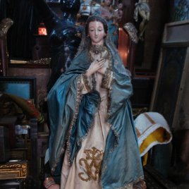 Talla de madera Virgen isabelina con nube y serpiente sXIX sortija y pendientes vestidos de seda.