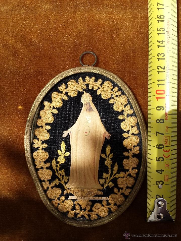 Arte: Cuadrito ovalado con la virgen. Como brodado con dorado. - Foto 1