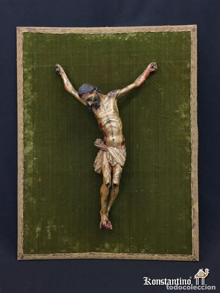 Arte: Cristo en madera sobre retablo - Foto 1