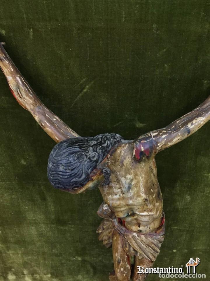Arte: Cristo en madera sobre retablo - Foto 3