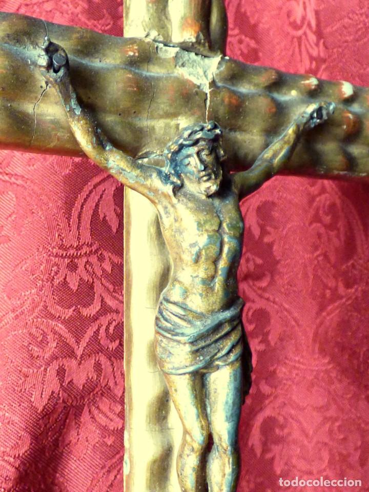 Art: CRUCIFIJO EN MADERA TALLADA Y ESTUCADA CON CRISTO DE METAL DORADO. S. XIX40 31,5 11