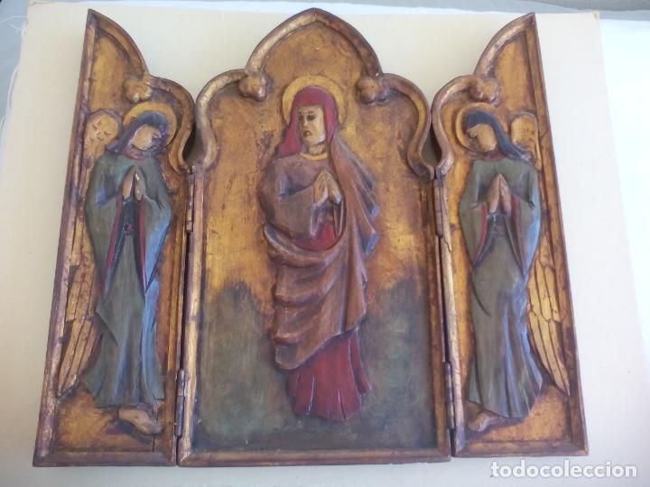 Arte: Antiguo tr&iacute;ptico de madera tallada, dorada y policromada. - Foto 1