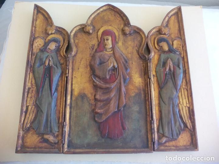Arte: Antiguo tr&iacute;ptico de madera tallada, dorada y policromada. - Foto 2
