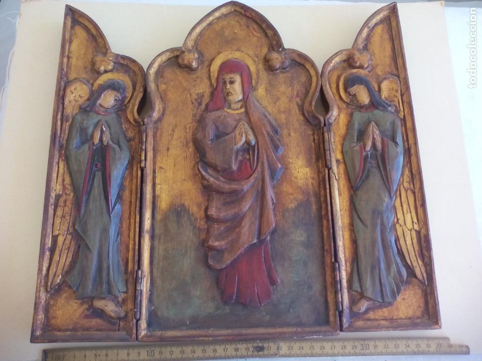 Arte: Antiguo tr&iacute;ptico de madera tallada, dorada y policromada. - Foto 3