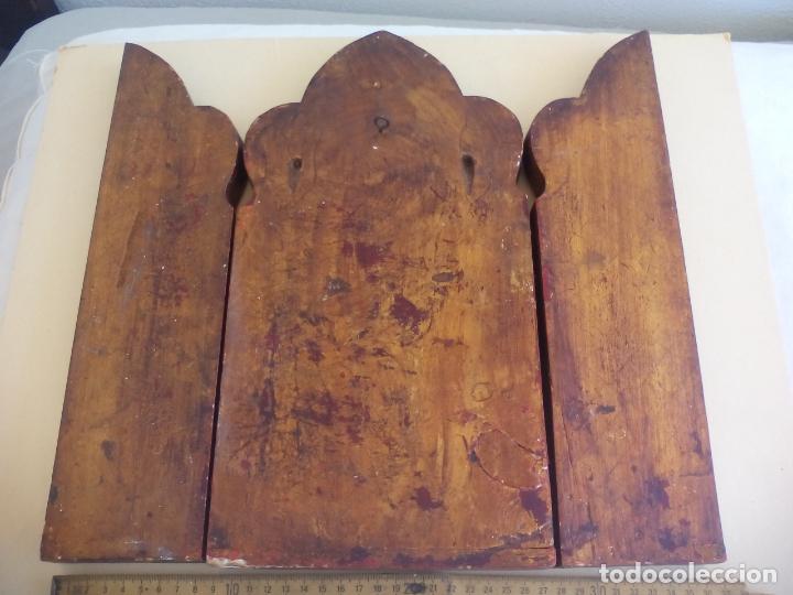 Arte: Antiguo tr&iacute;ptico de madera tallada, dorada y policromada. - Foto 4