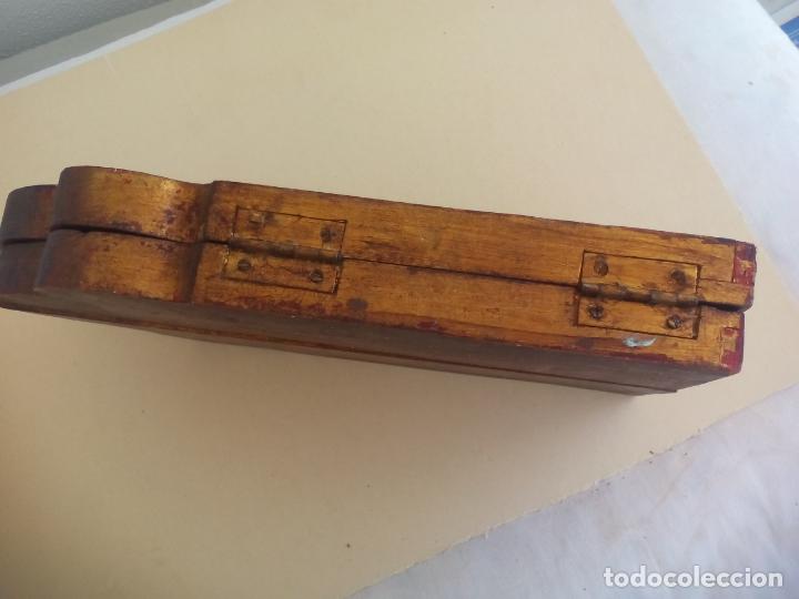 Arte: Antiguo tr&iacute;ptico de madera tallada, dorada y policromada. - Foto 7
