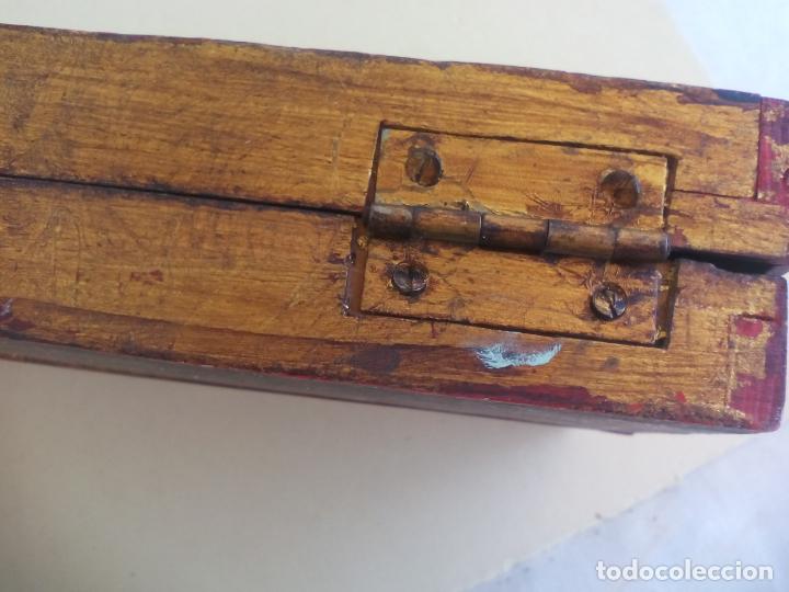 Arte: Antiguo tr&iacute;ptico de madera tallada, dorada y policromada. - Foto 8