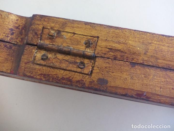 Arte: Antiguo tr&iacute;ptico de madera tallada, dorada y policromada. - Foto 9