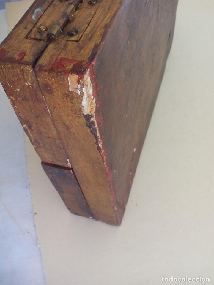 Arte: Antiguo tr&iacute;ptico de madera tallada, dorada y policromada. - Foto 11
