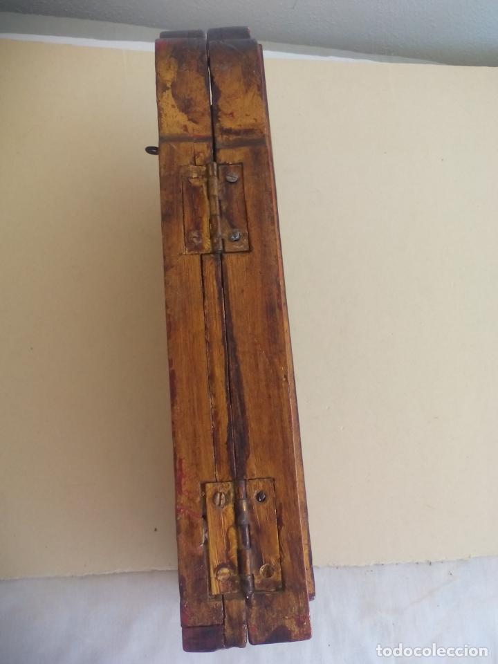 Arte: Antiguo tr&iacute;ptico de madera tallada, dorada y policromada. - Foto 12