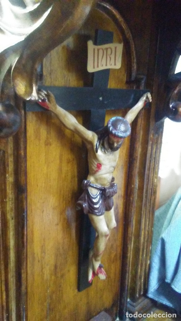 cristo crucificado en capilla de madera - Comprar Escultura Religiosa