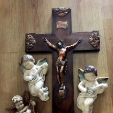 Arte: LOTE RELIGIOSO CRUZ DE MADERA Y TRES ANGELITOS DE YESO BUEN ESTADO ( VER FOTOS)