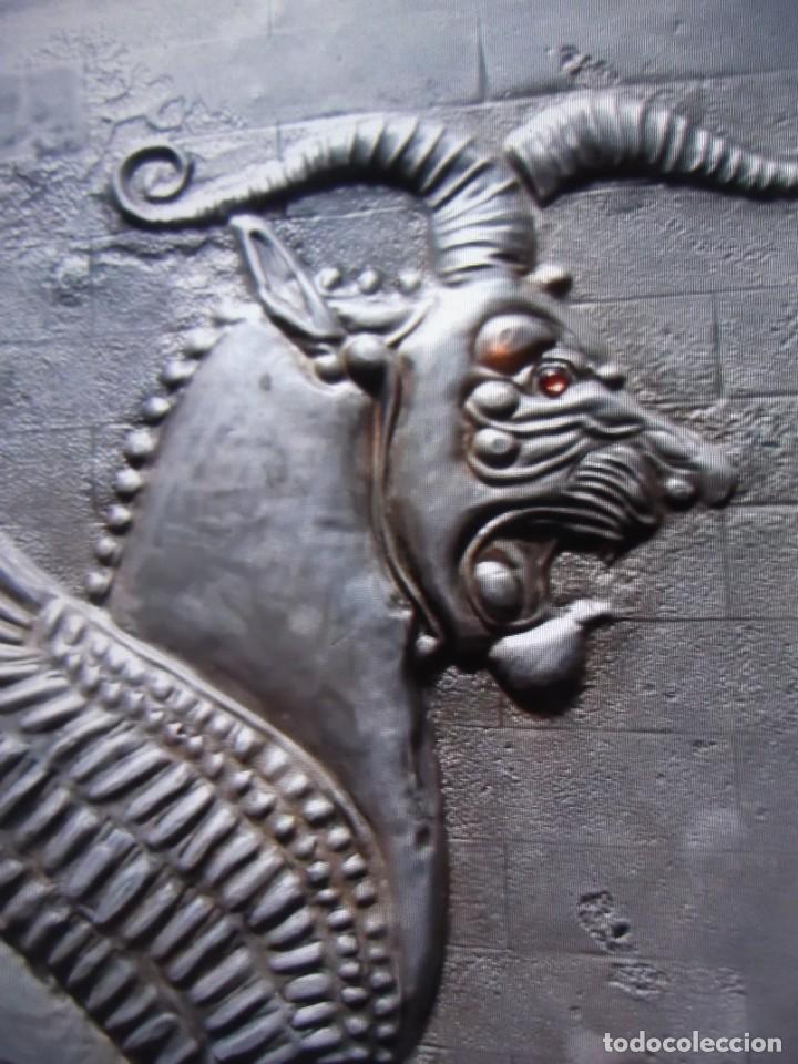 Arte: GRAN Cuadro de Ser Mitologico realizado en Metal Repujado Plateado, 81 x 60 cm - Foto 4 - 257285570