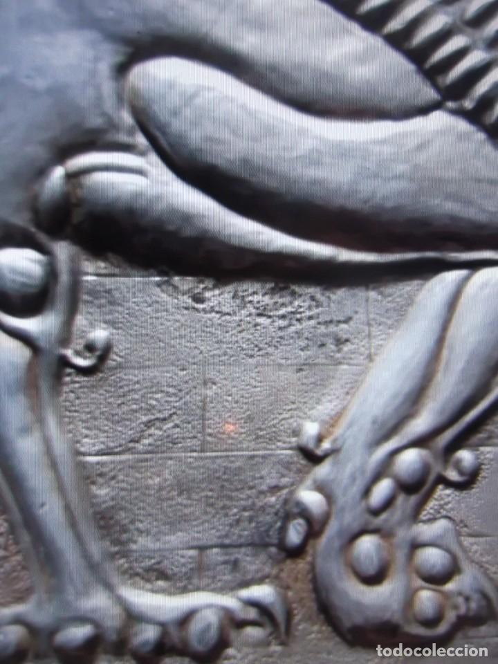 Arte: GRAN Cuadro de Ser Mitologico realizado en Metal Repujado Plateado, 81 x 60 cm - Foto 5 - 257285570