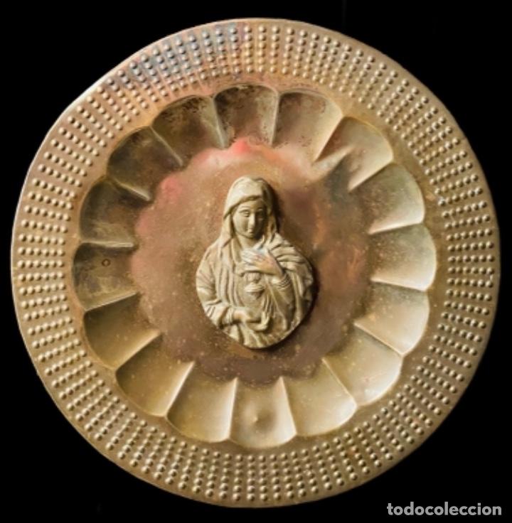 Arte: Plato petitorio con virgen. - Foto 1