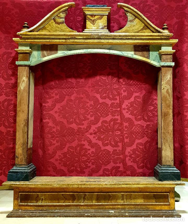 Arte: Interesante y muy decorativo retablo Neoclásico en madera tallada, dorada y marmoreada. Hacia 1800. - Foto 2 - 298008998