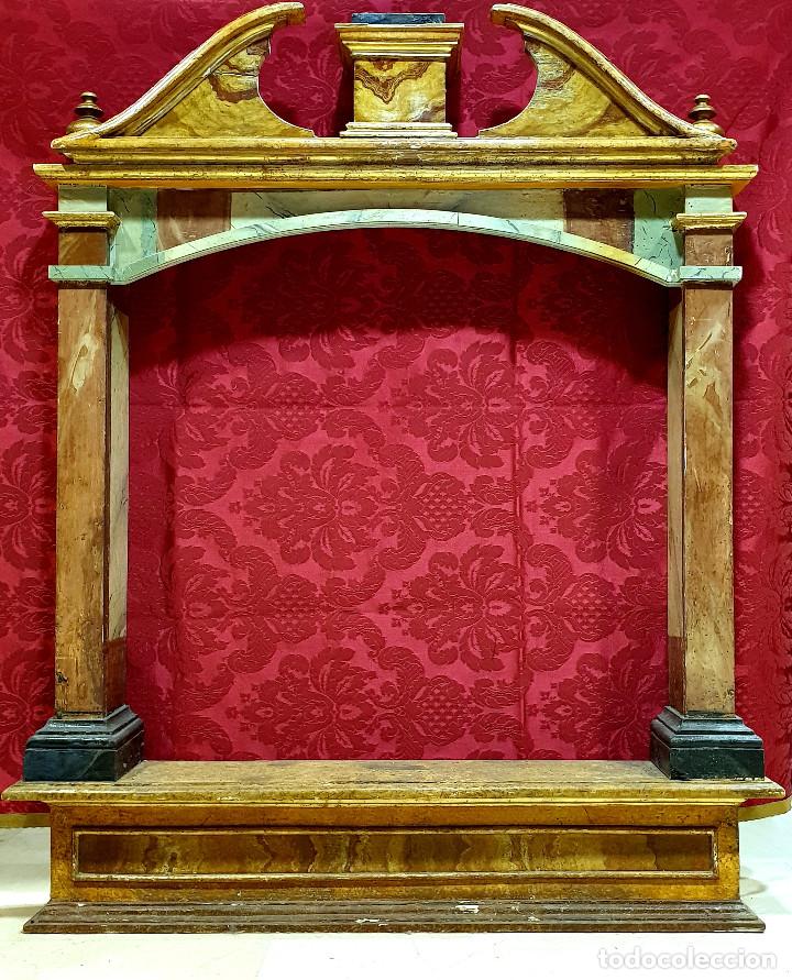 Arte: Interesante y muy decorativo retablo Neoclásico en madera tallada, dorada y marmoreada. Hacia 1800. - Foto 3 - 298008998