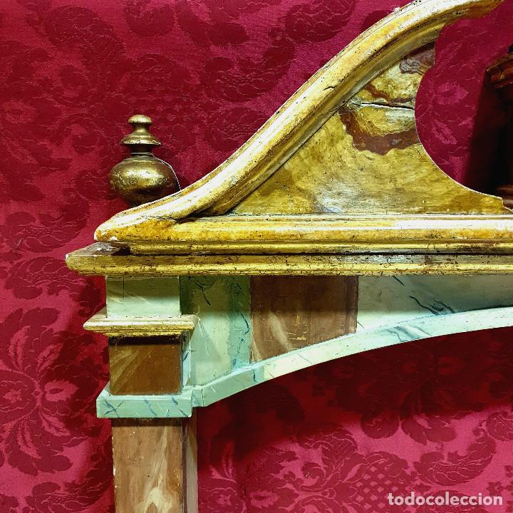 Arte: Interesante y muy decorativo retablo Neoclásico en madera tallada, dorada y marmoreada. Hacia 1800. - Foto 5 - 298008998