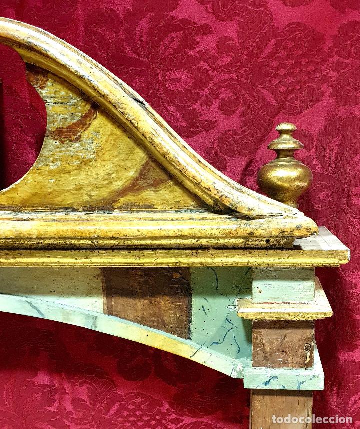 Arte: Interesante y muy decorativo retablo Neoclásico en madera tallada, dorada y marmoreada. Hacia 1800. - Foto 7 - 298008998