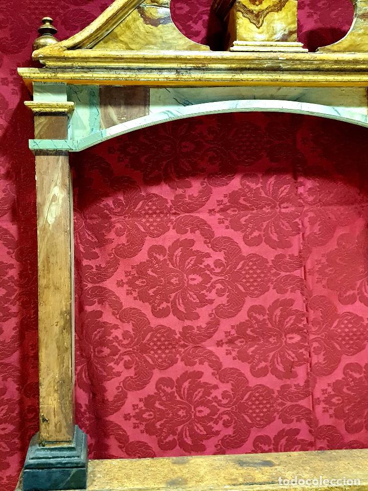Arte: Interesante y muy decorativo retablo Neoclásico en madera tallada, dorada y marmoreada. Hacia 1800. - Foto 13 - 298008998