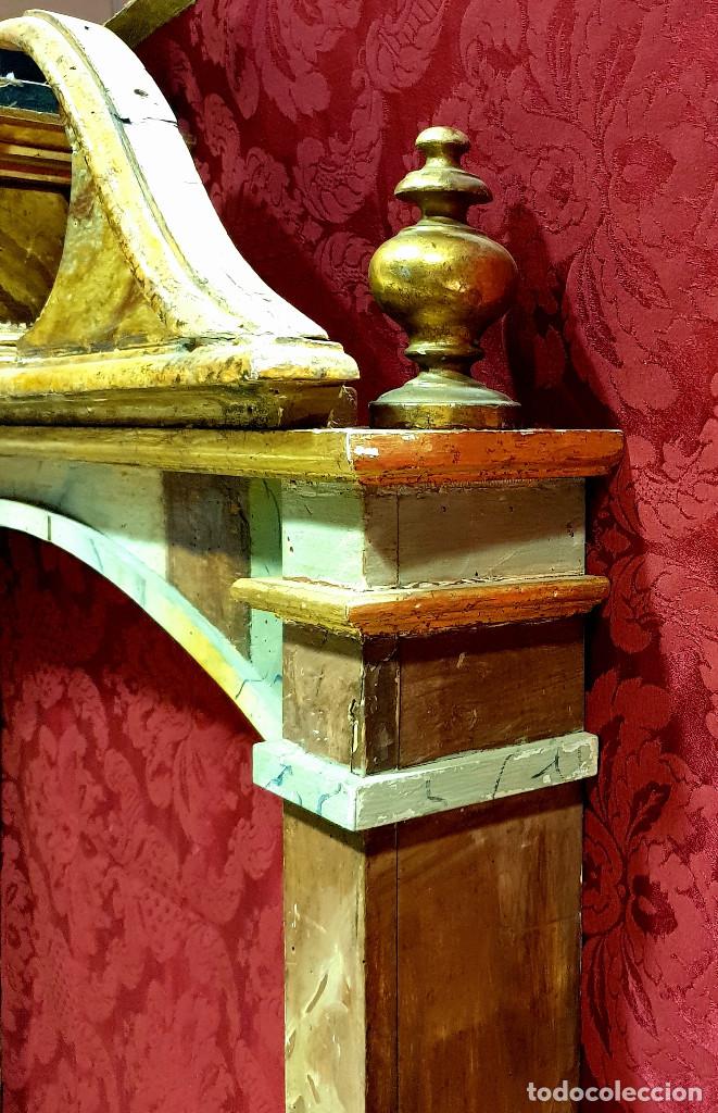 Arte: Interesante y muy decorativo retablo Neoclásico en madera tallada, dorada y marmoreada. Hacia 1800. - Foto 15 - 298008998