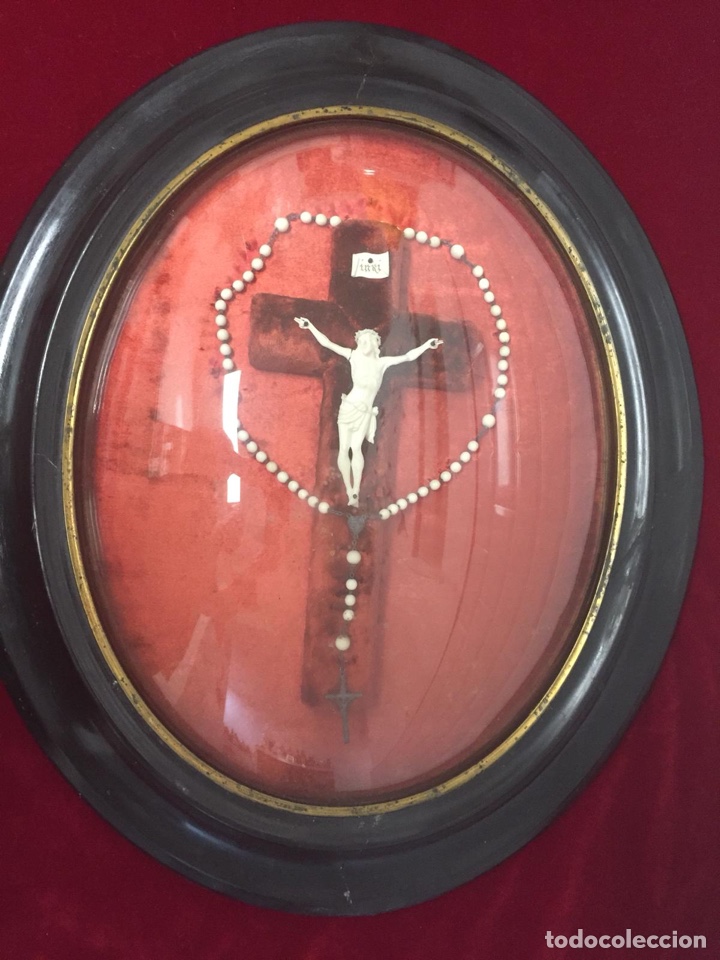 Arte: Cristo y rosario en Crucifijo terciopelo. Vitrina ovalada