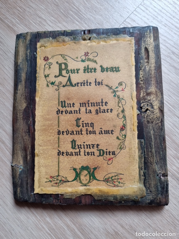 Arte: Cuadro madera y pergamino con mensaje en franc&eacute;s.