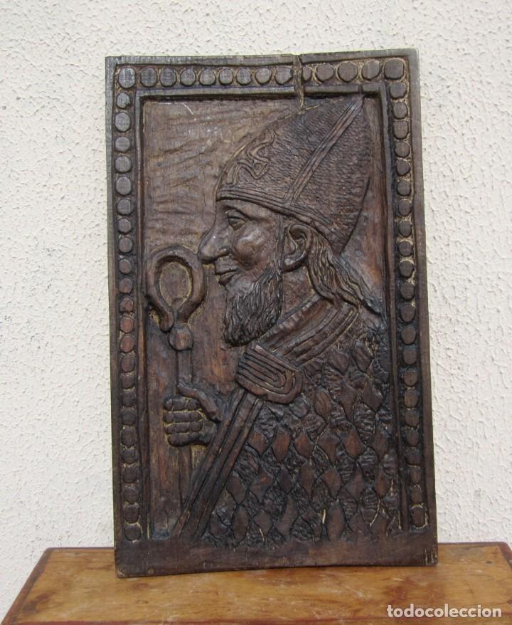 Arte: Tabla tallada, representando obispo - Foto 1