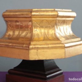 Gran base o peana elaborada en madera dorada. Siglo XIX. Mide 40 x 20 cm.