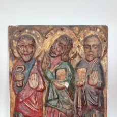 Arte: RETABLO RELIGIOSO LOS 3 APOSTOLES, REALIZADO EN ESTUCO POLICROMADO. AÑOS 60.