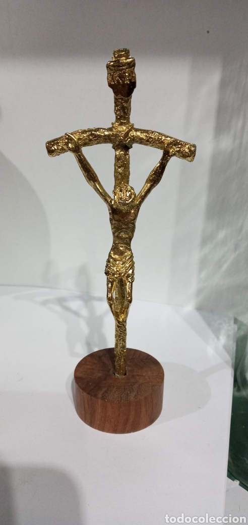Arte: CRUCIFIJO DORADO CON BASE DE MADERA.14CM. - Foto 2