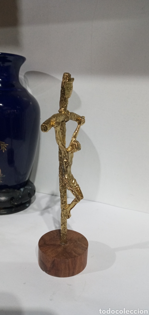 Arte: CRUCIFIJO DORADO CON BASE DE MADERA.14CM. - Foto 3