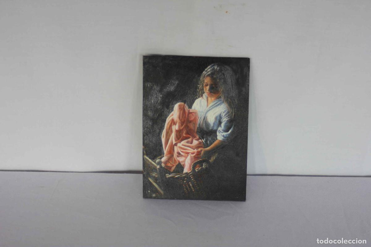 Arte: OLEO SOBRE TABLA NI&Ntilde;A GUARDANDO ROPA - Foto 1