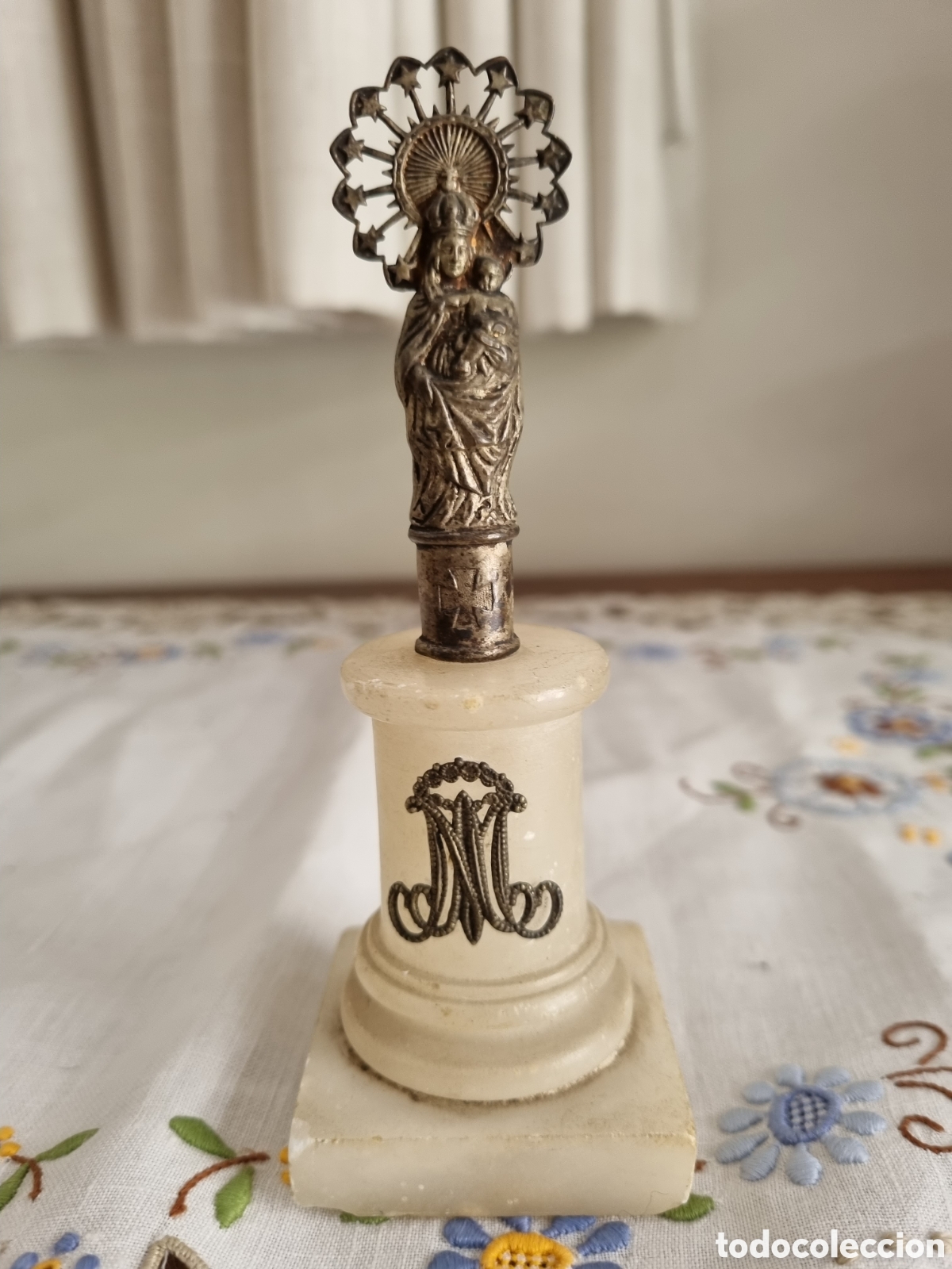 Arte: Virgen del Pilar. Imagen religiosa sobre peana de m&aacute;rmol. Muy antigua.