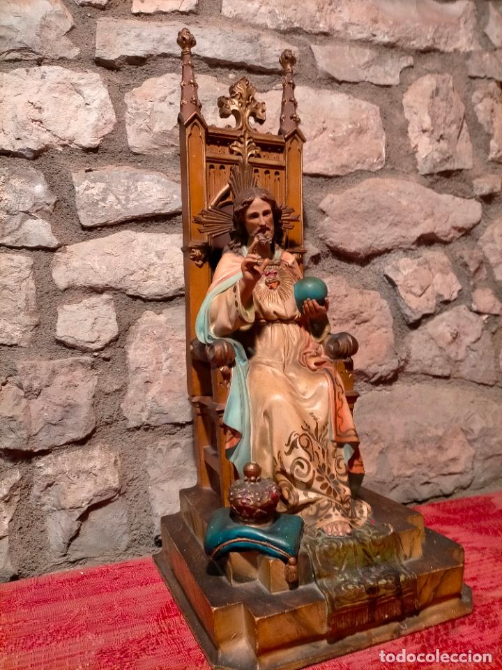 Art: Jesucristo coronado escultura antigua madera yeso Olot sagrado coraz&oacute;n de Jes&uacute;s en trono corona bola