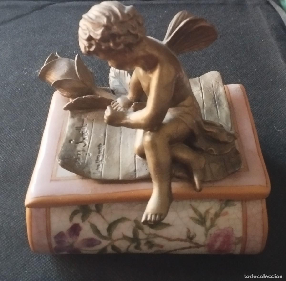 Arte: Antigua caja rectangular de porcelana con angelote de bronce - Foto 1