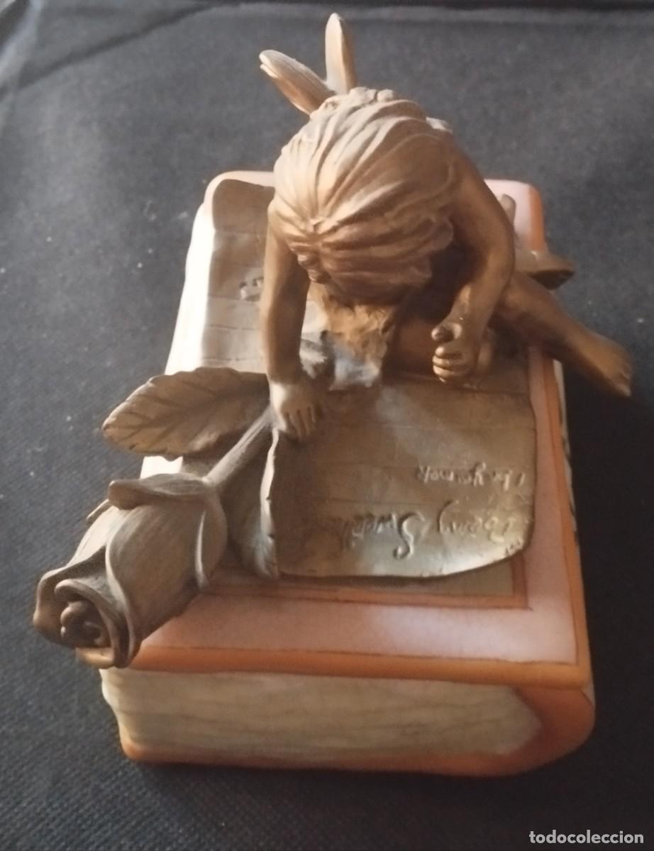 Arte: Antigua caja rectangular de porcelana con angelote de bronce - Foto 2