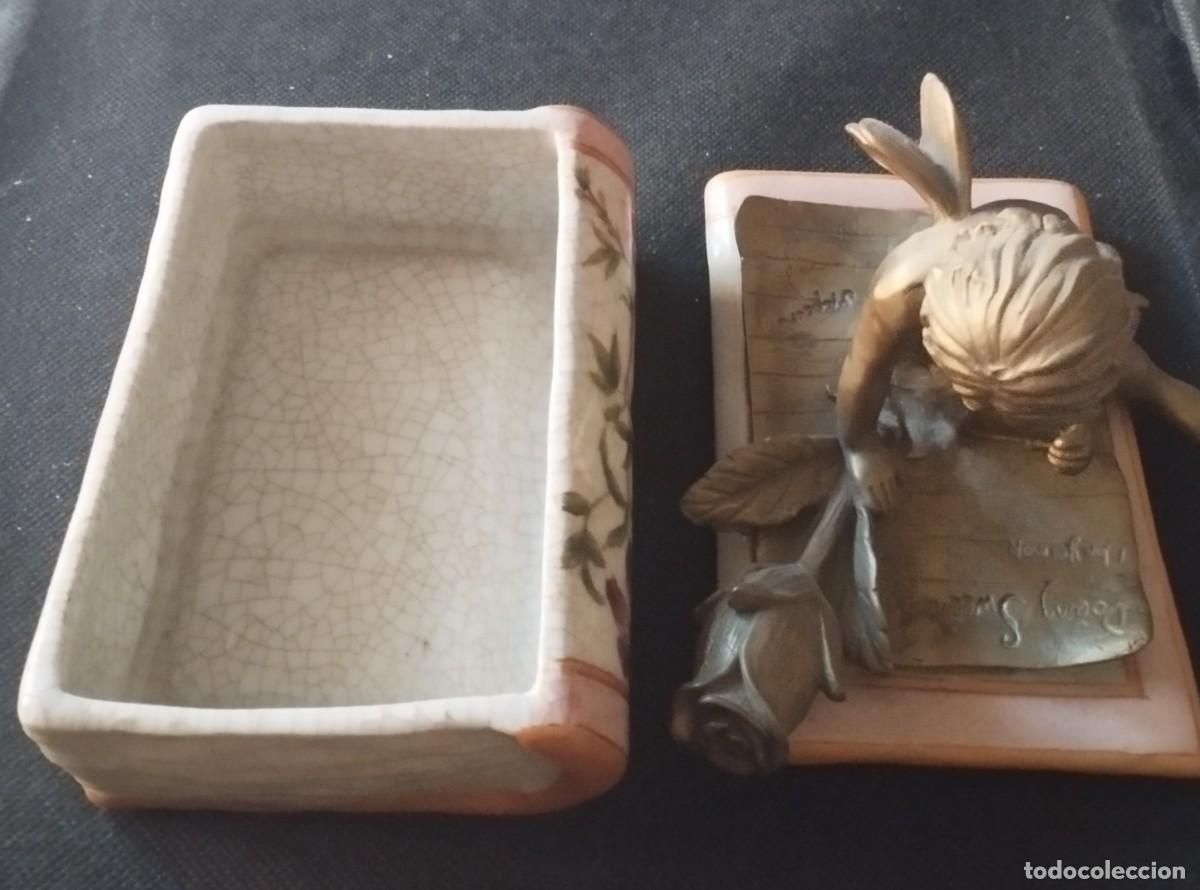 Arte: Antigua caja rectangular de porcelana con angelote de bronce - Foto 3