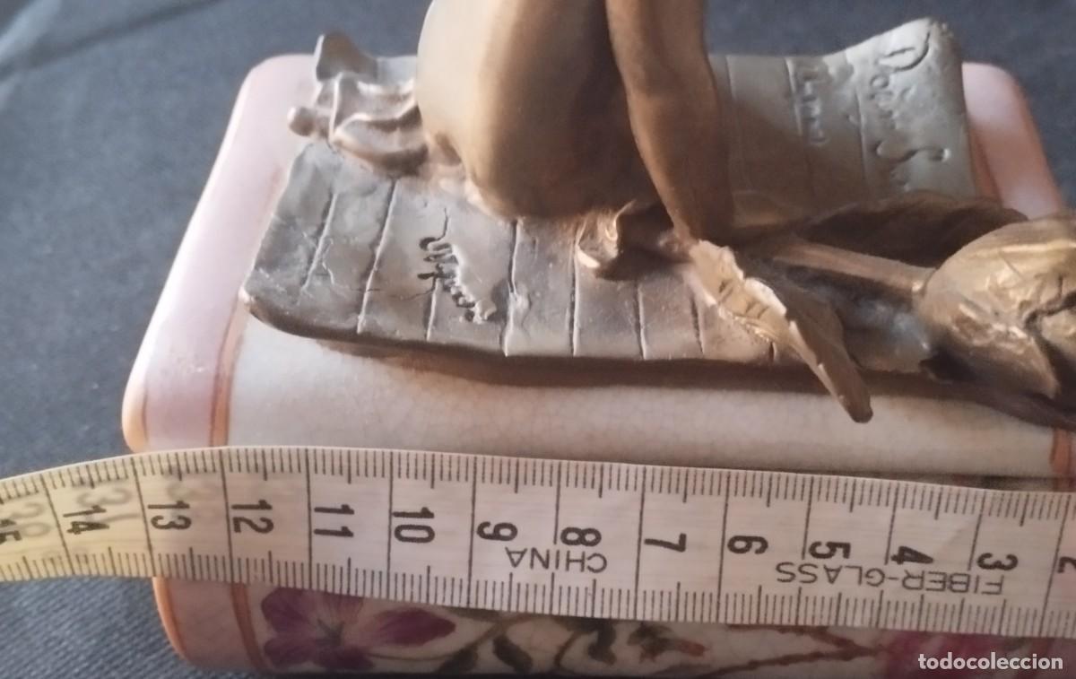 Arte: Antigua caja rectangular de porcelana con angelote de bronce - Foto 4