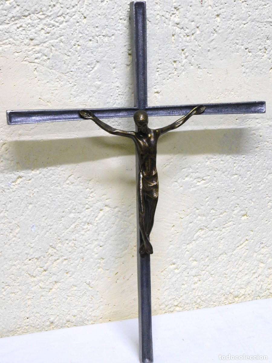 Arte: CRUCIFIJO DE BRONCE - JOAN MAYN&Eacute; - Foto 1